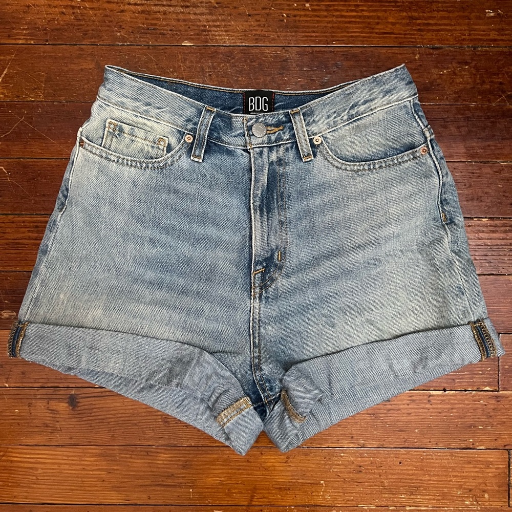BDG Mom Jean Short. Size 26.